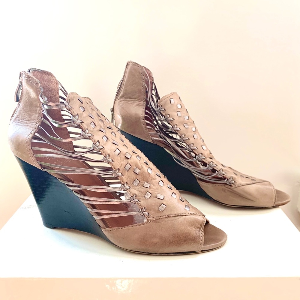 Super luxe, gray brown leather heels Sz 10 🌟
